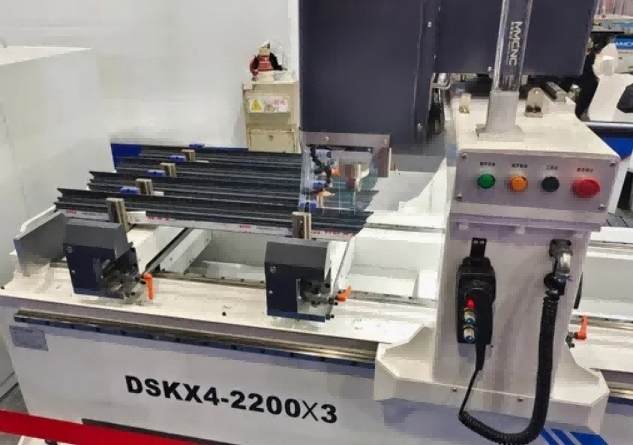 Wie kann eine hochpräzise, ​​robuste 4-Kopf-CNC-Bohrmaschine für Aluminiumfassaden Ihre Produktionseffizienz steigern?