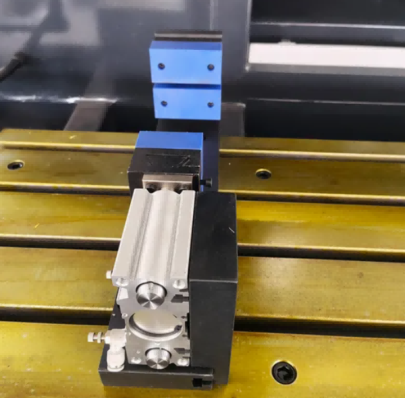 4M CNC-Bearbeitungszentrum mit automatischem Werkzeugwechsler (ATC)