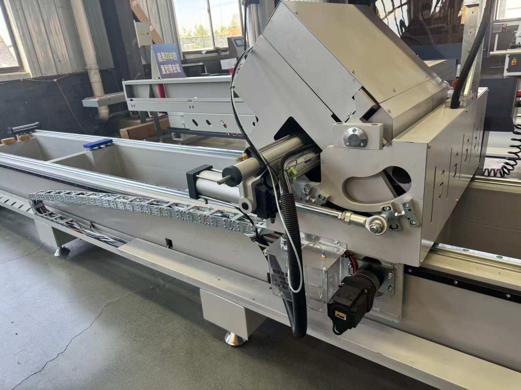 550 CNC-Präzisions-Gehrungssäge mit externem Drehpunkt, 45°/90