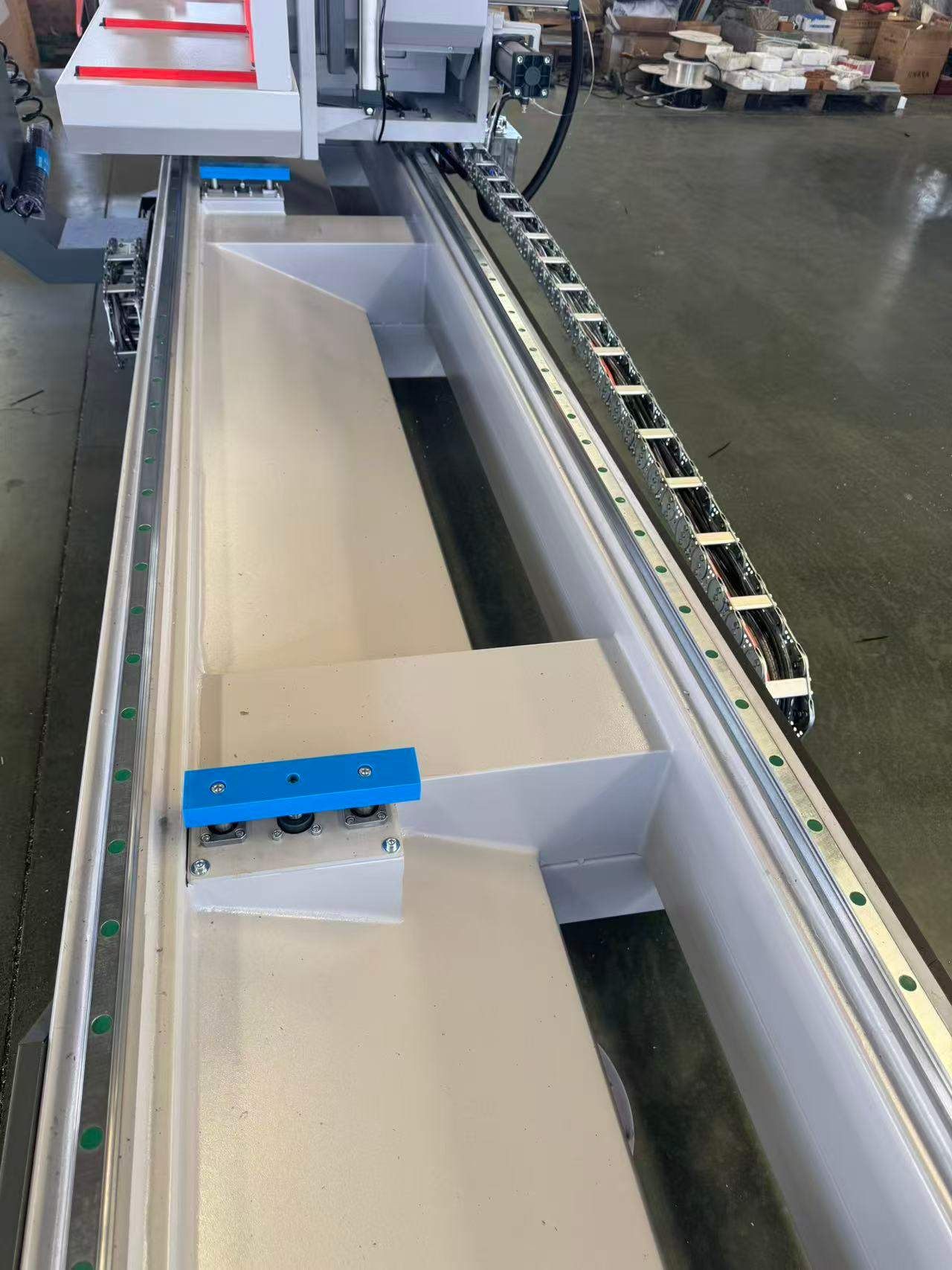 550 CNC-Hochpräzisions-Innenschwenksäge (45°/90°)