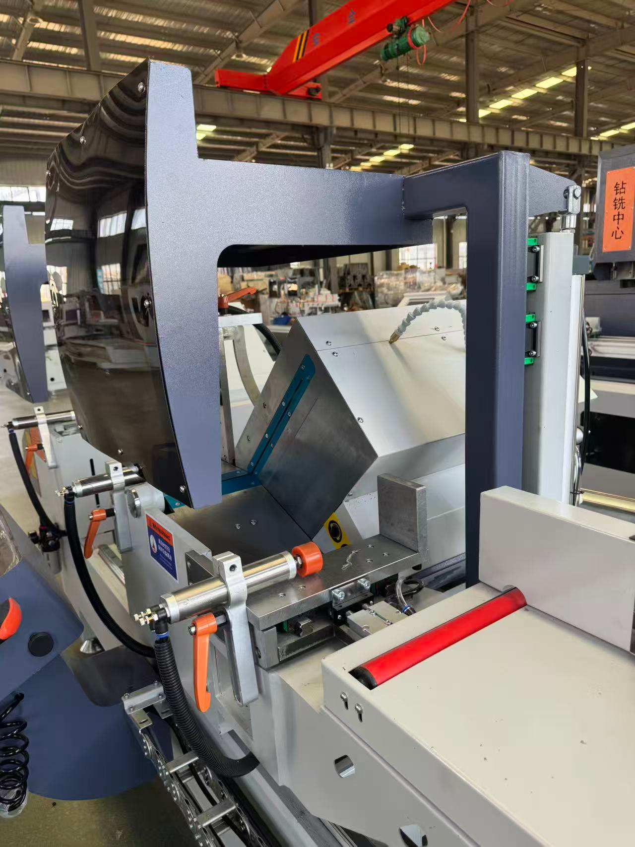550 CNC-Gehrungssäge mit Auswärtsschwenkung für die Großserienfertigung, 45°/90°