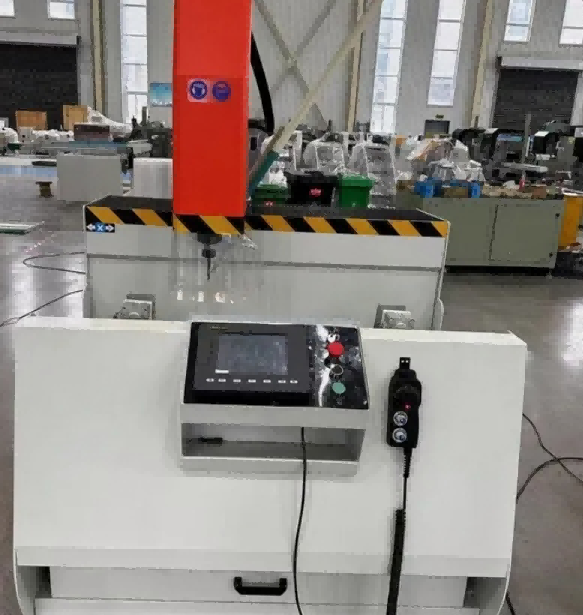 800 mm 3-Achsen-CNC-Bearbeitungszentrum mit hoher Steifigkeit | Speziell für industrielle Aluminium-Strangpressteile entwickelt