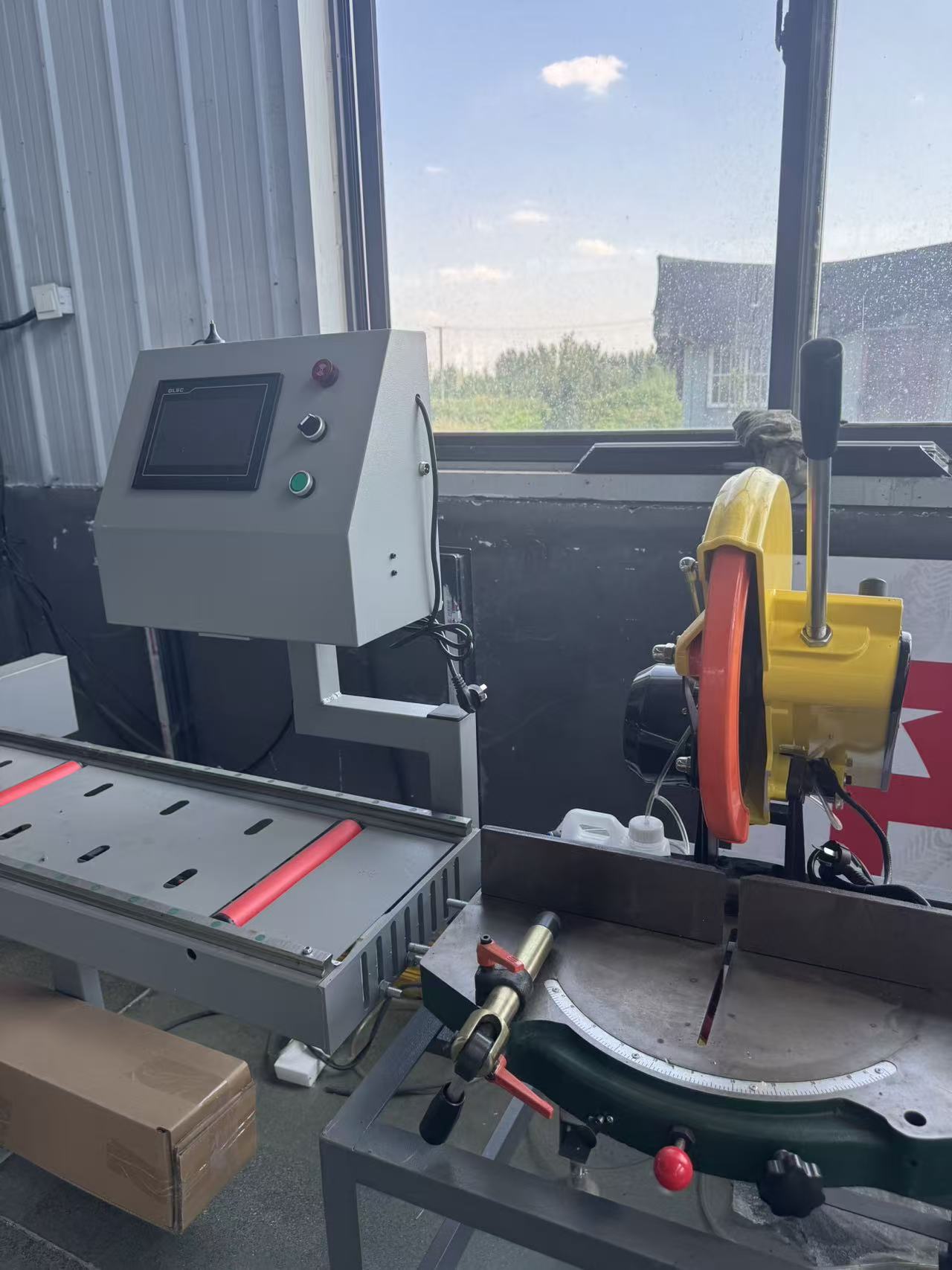 CNC-Säge mit fester Länge zum thermisch getrennten Schneiden von Fensterglasleisten aus Aluminium