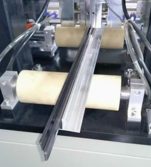 Doppelmotorige Maschine zum thermischen Trennen von Aluminiumprofilen
