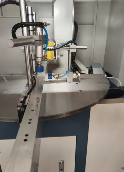 Hochleistungshydraulische Vorhangwand-Ausklinksäge für dickwandige Aluminiumprofile