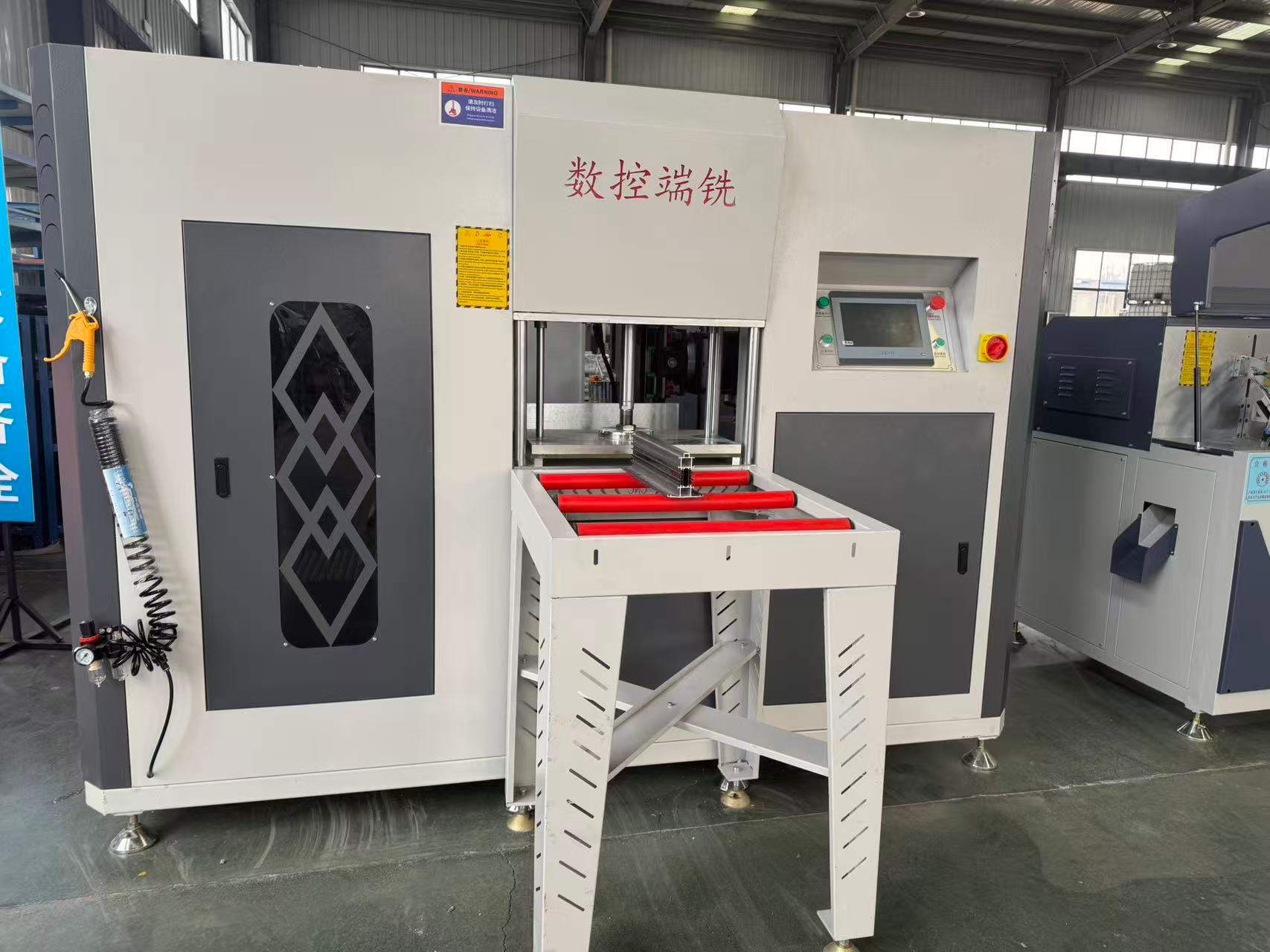 Hochpräziser 3+2-Achsen-CNC-Endfräser für speziell geformte Aluminiumpfosten