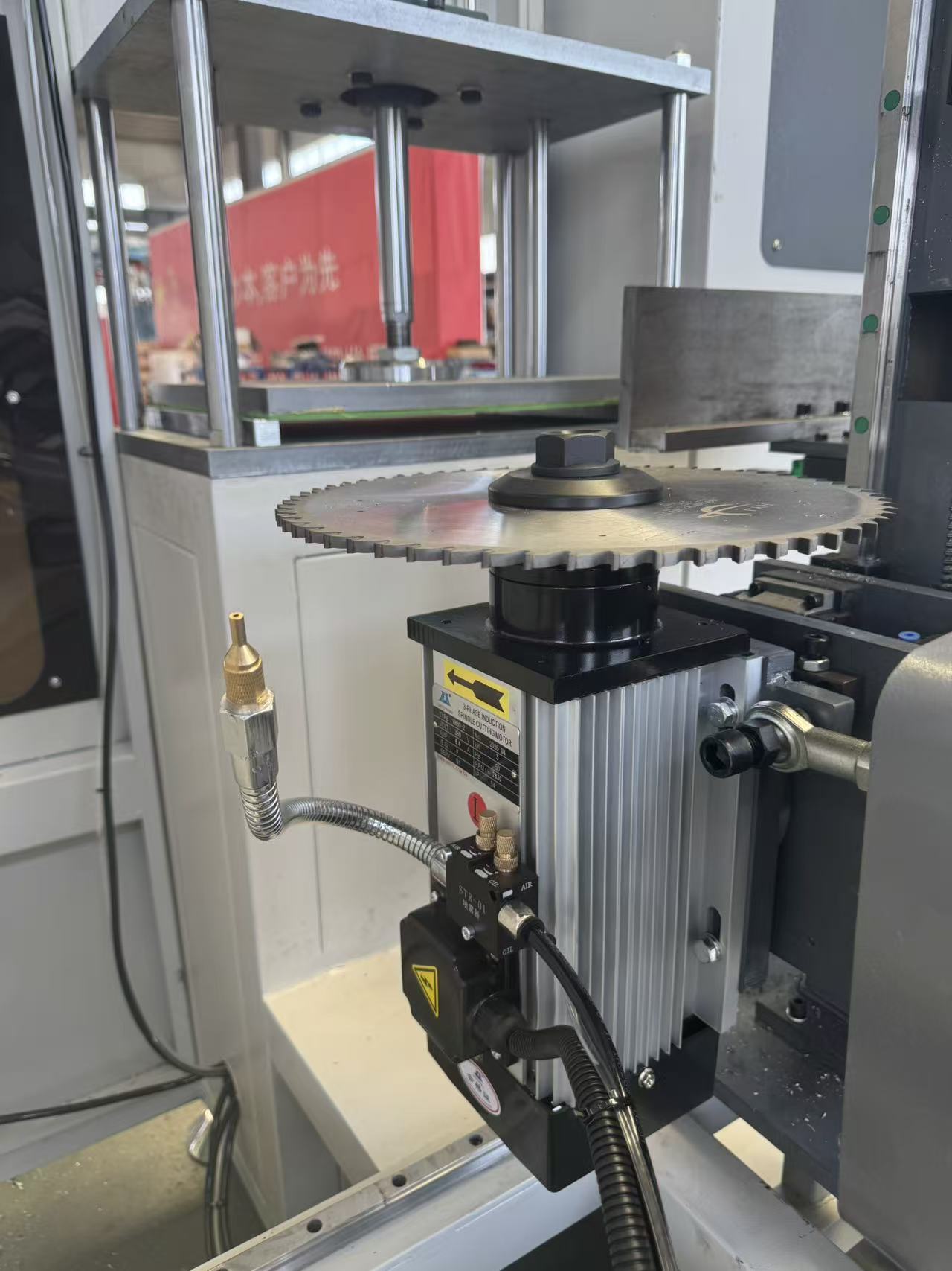 Mehrwinkeliger 3+2-Achsen-CNC-Endfräser für unregelmäßige Aluminium-Pfostenprofile